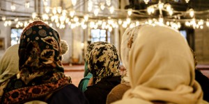 women in masjid