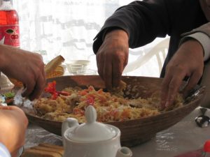 eating-food-with-your-hands